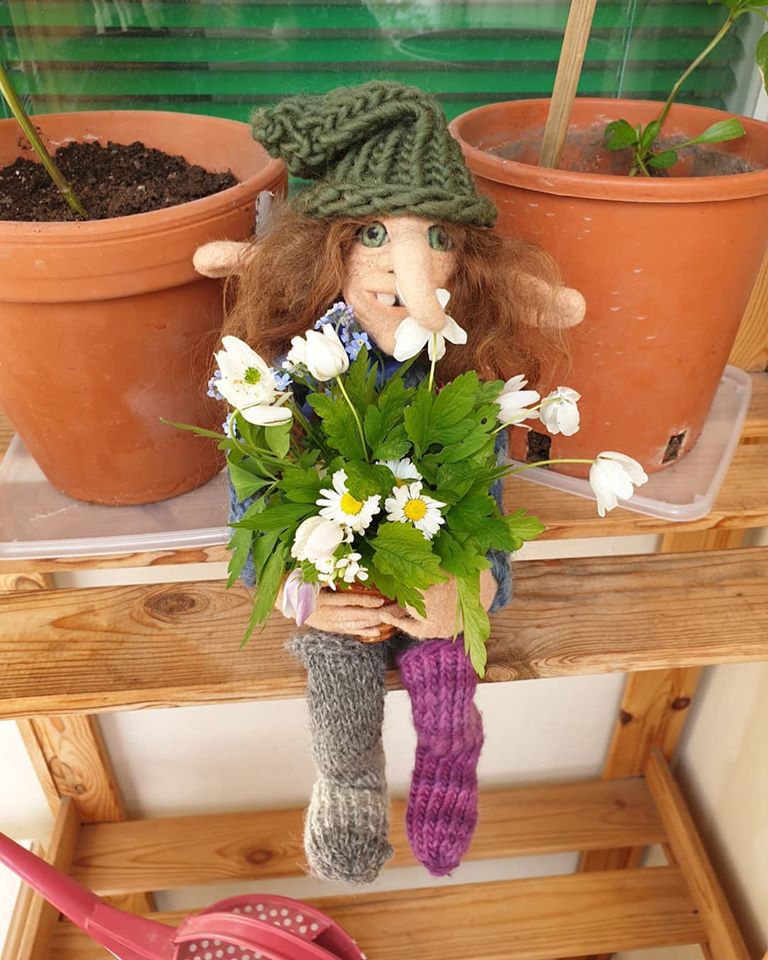 Samma husalf med blommor