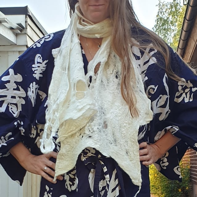 Spetssjal i merino, silke, lin och majsfiber